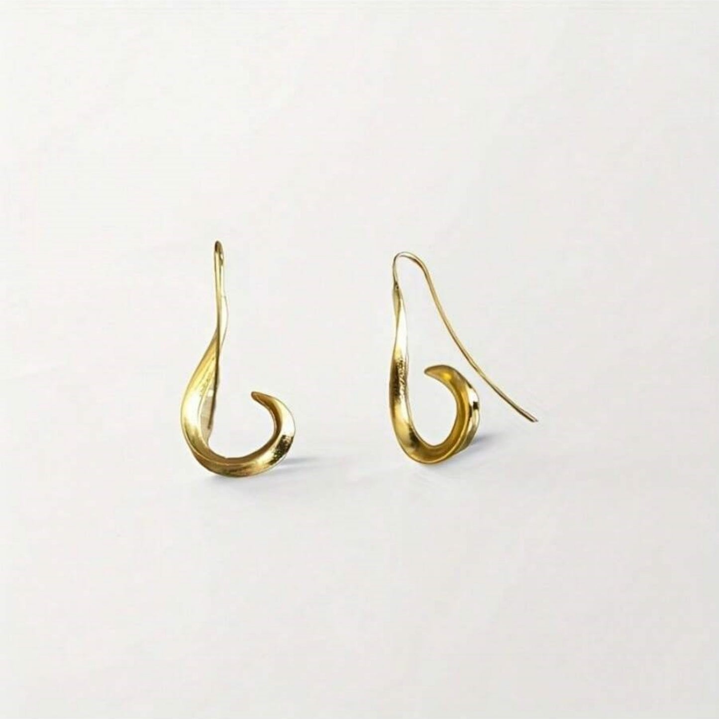 1 Pair Gold-Tone Retro Hook Earrings – Unique Irregular Design & Hypoallergenic, Bohemian-Chic Travel Souvenirs & Thoughtful Gifts for Women (Valentine’s Day, Holidays)
