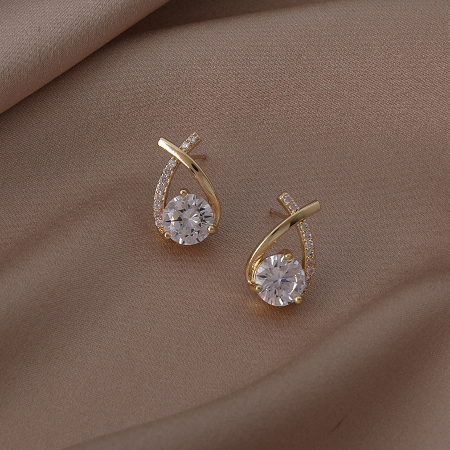 1 Pair of Fashionable & Elegant Gold Stud Earrings – Adorned with Sparkling Cubic Zirconia, Cute Stylish Design Perfect for Daily Wear, Travel & Celebration Events