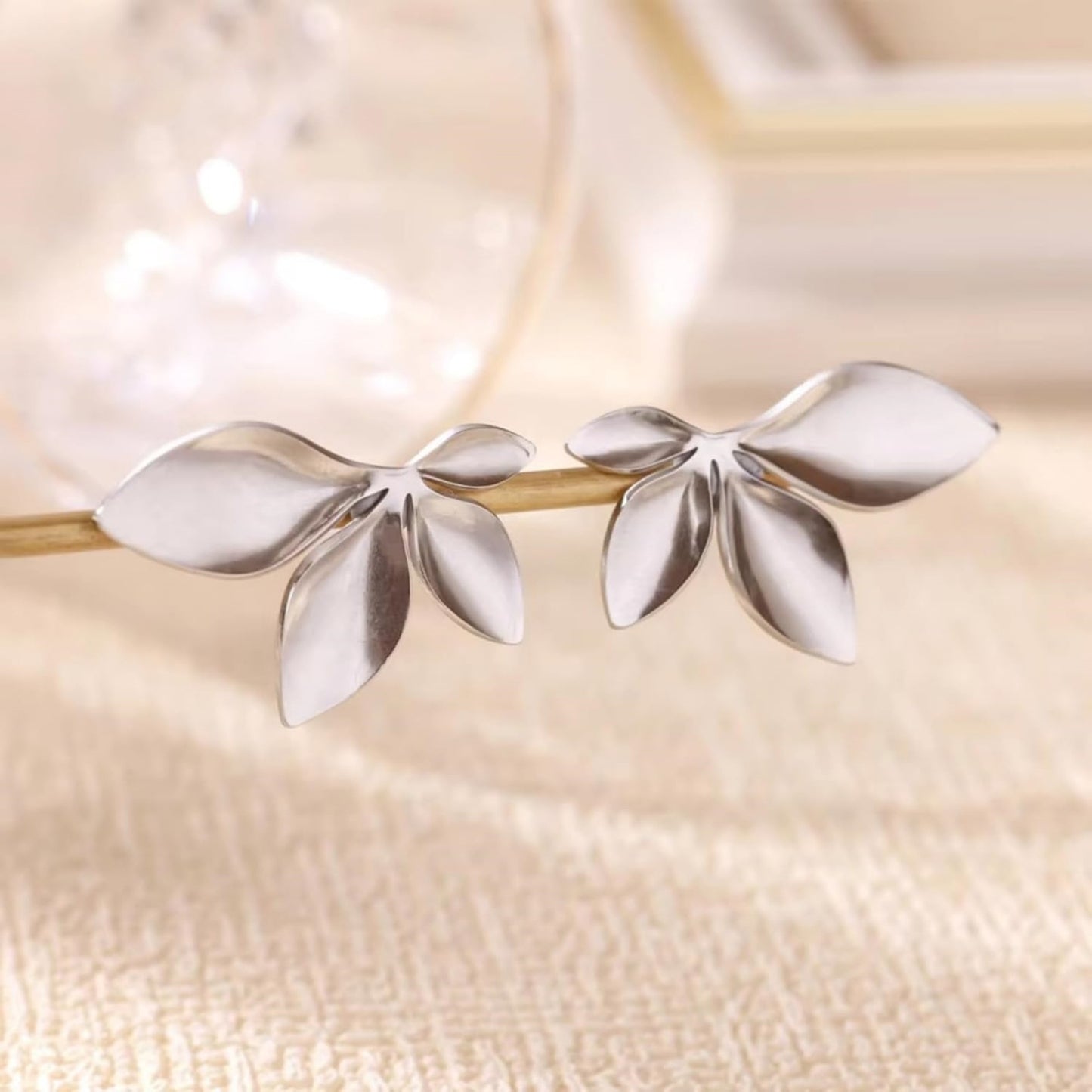 1 Pair High-End Lustrous Floral Leaf Earrings – Euro-American Niche Minimalist Chic Style, Stunning Jewelry for Parties, Anniversaries, Christmas & Halloween, Ideal Gift for Girlfriend, Best Friend & Family