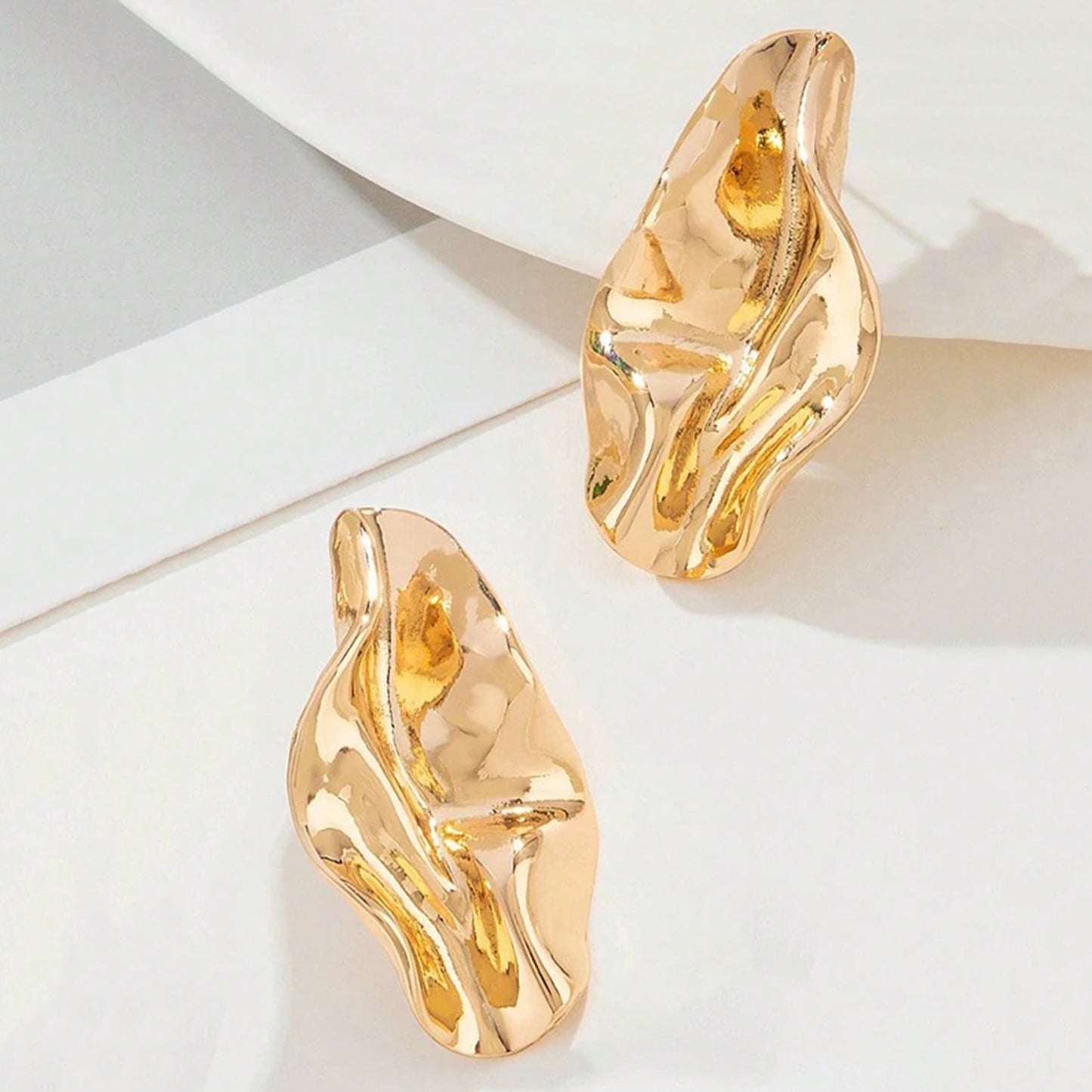 1 Pair Women’s Large Statement Gold Irregular Geometric Leaf Earrings – Bold Minimalist Metal Craftsmanship, Sleek Design Perfect for Elevating Distinctive Daily Outfits