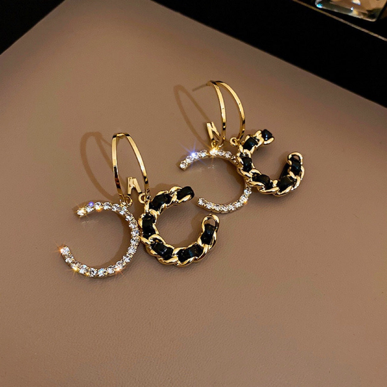 1 Pair Luxury Black Double C Earrings – Exquisite Braided Woven Craftsmanship, Timeless Elegant & Chic Vibe, Versatile Fashion Jewelry Perfect for Daily Wear & Special Occasions