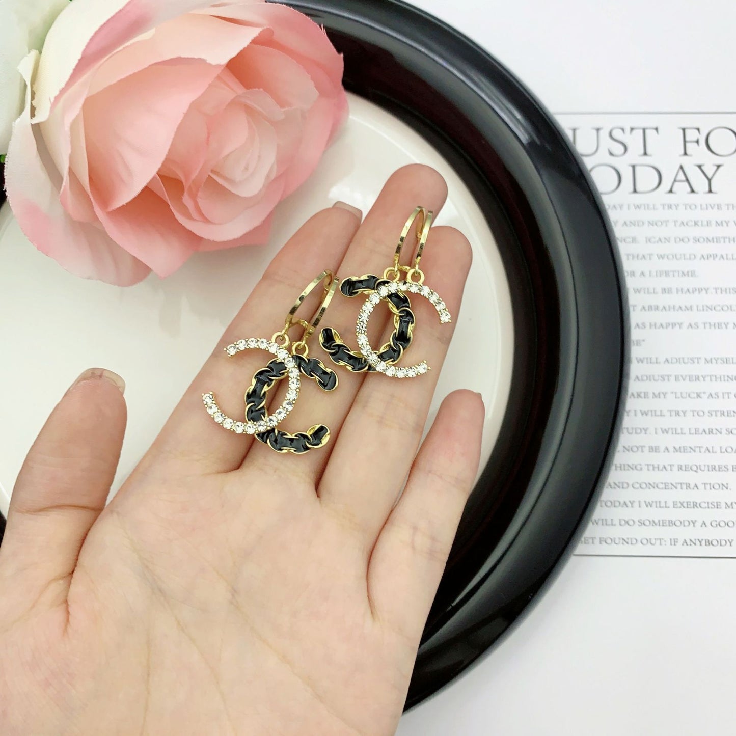 1 Pair Luxury Black Double C Earrings – Exquisite Braided Woven Craftsmanship, Timeless Elegant & Chic Vibe, Versatile Fashion Jewelry Perfect for Daily Wear & Special Occasions
