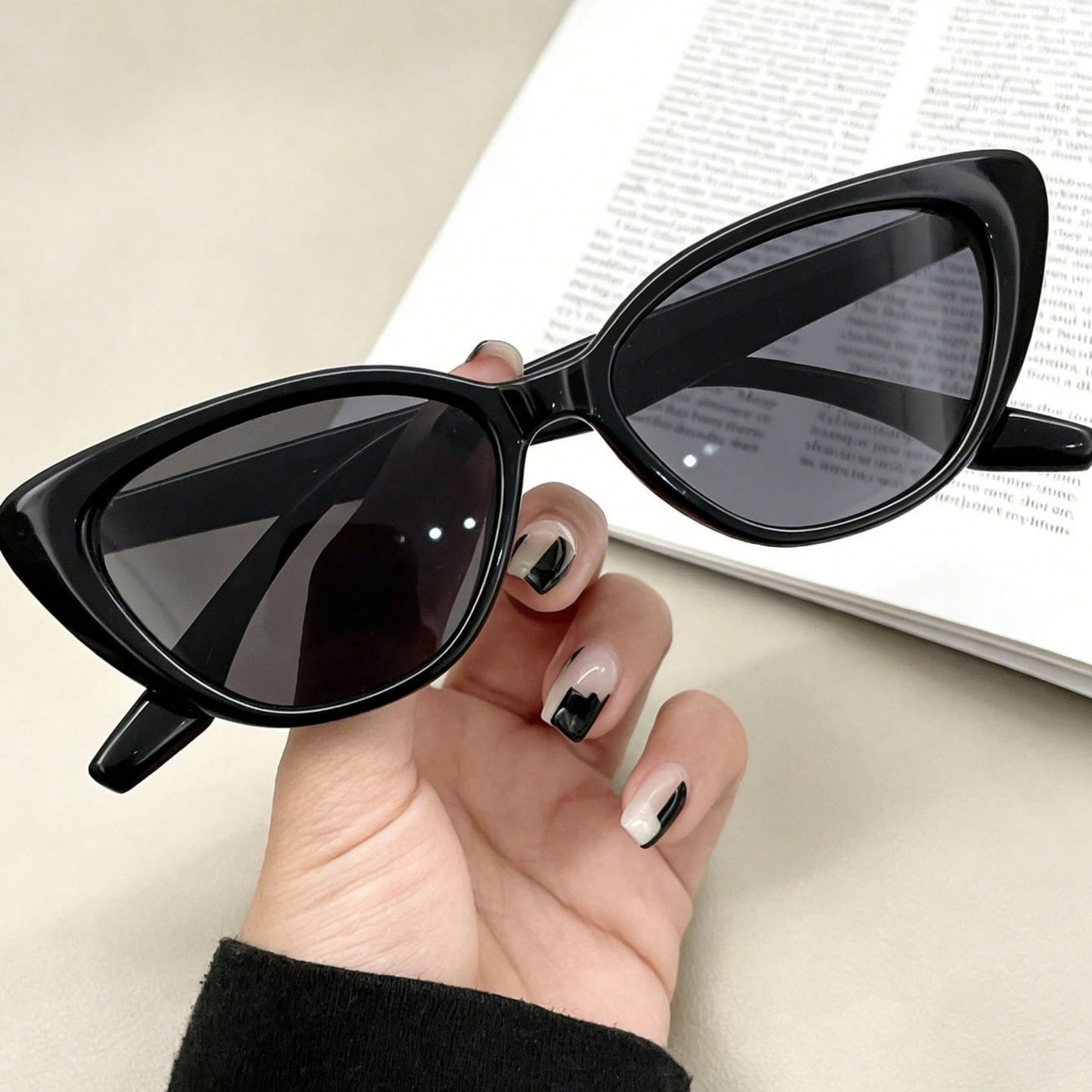 1 Pair Women’s UV Protection Retro Cat Eye Sunglasses – Sleek Black Narrow Frame Adorned with Star Detailing, Perfectly Tailored for Small Face Shapes, Elegant Fashion Shades for Everyday Styling