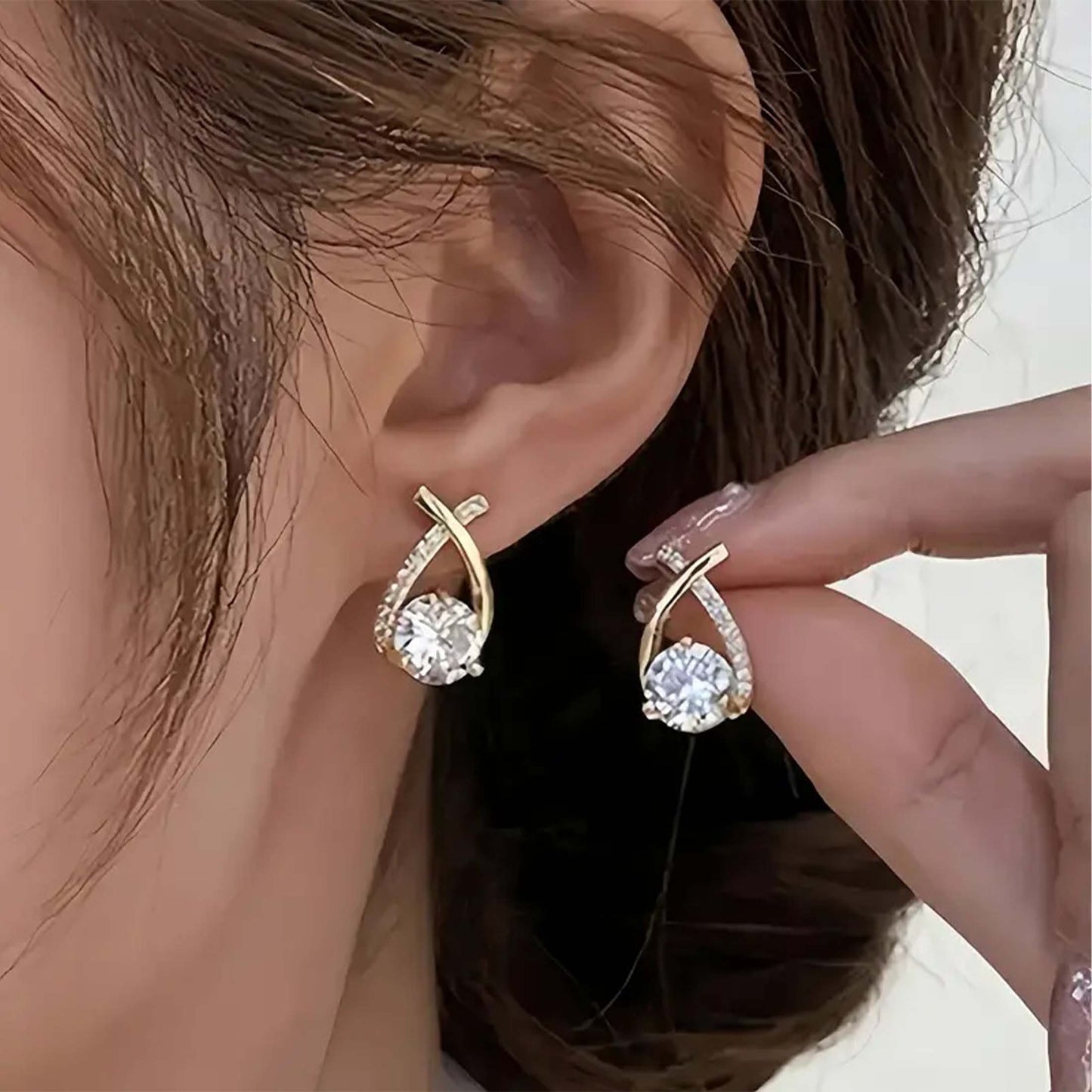 1 Pair of Fashionable & Elegant Gold Stud Earrings – Adorned with Sparkling Cubic Zirconia, Cute Stylish Design Perfect for Daily Wear, Travel & Celebration Events