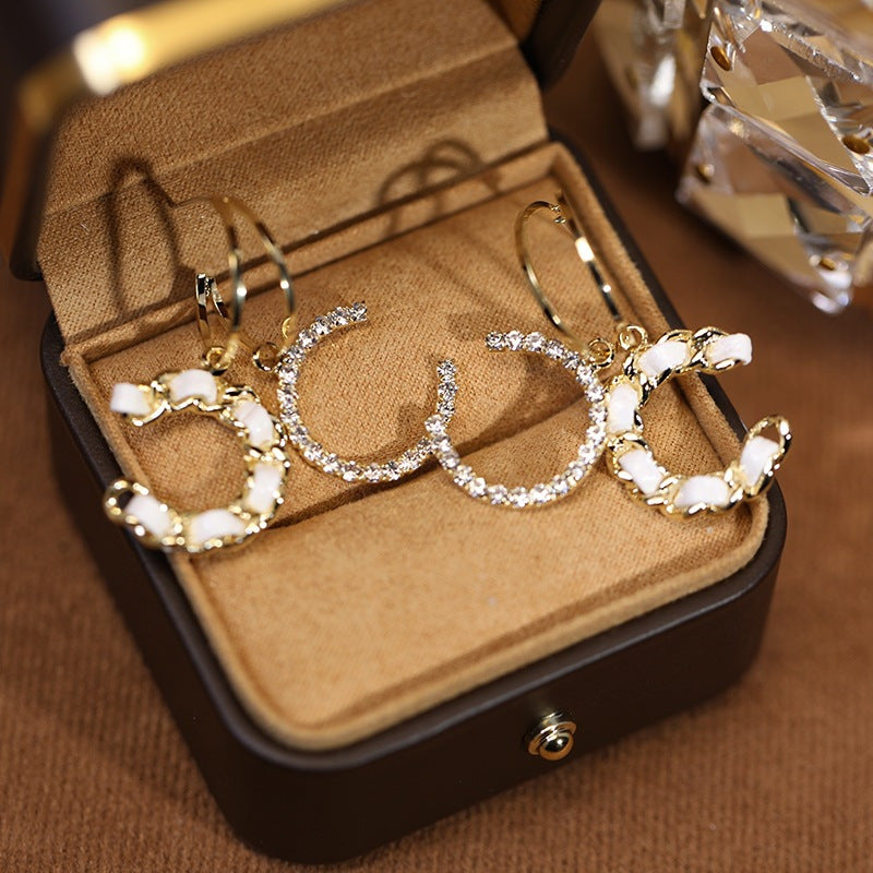 1 Pair Fashionable White Double C Earrings – Exquisite Luxury Braided Detailing, Timeless Elegant Charm, Versatile Jewelry Perfect for Daily Commutes & Special Occasions