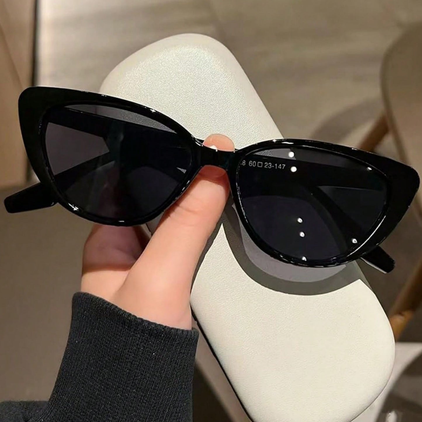 1 Pair Women’s Narrow Frame Retro Black Cat Eye Sunglasses – UV Protection with Unique Black Gradient Lenses, Plastic Frame & Face-Slimming Design, Elegant Versatile Fashion Eyewear