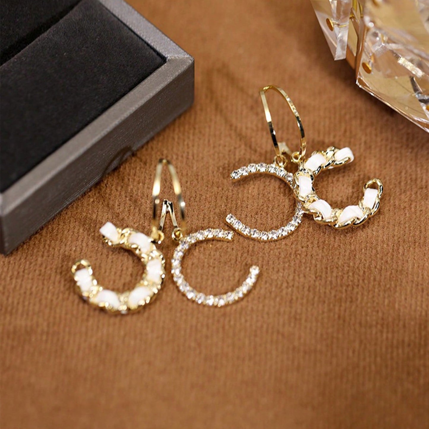 1 Pair Fashionable White Double C Earrings – Exquisite Luxury Braided Detailing, Timeless Elegant Charm, Versatile Jewelry Perfect for Daily Commutes & Special Occasions