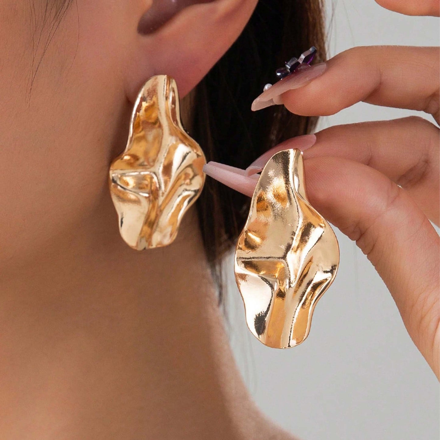1 Pair Women’s Large Statement Gold Irregular Geometric Leaf Earrings – Bold Minimalist Metal Craftsmanship, Sleek Design Perfect for Elevating Distinctive Daily Outfits