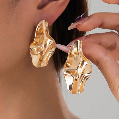 1 Pair Women’s Large Statement Gold Irregular Geometric Leaf Earrings – Bold Minimalist Metal Craftsmanship, Sleek Design Perfect for Elevating Distinctive Daily Outfits