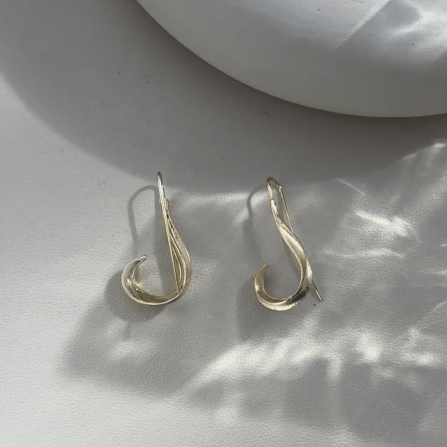 1 Pair Gold-Tone Retro Hook Earrings – Unique Irregular Design & Hypoallergenic, Bohemian-Chic Travel Souvenirs & Thoughtful Gifts for Women (Valentine’s Day, Holidays)