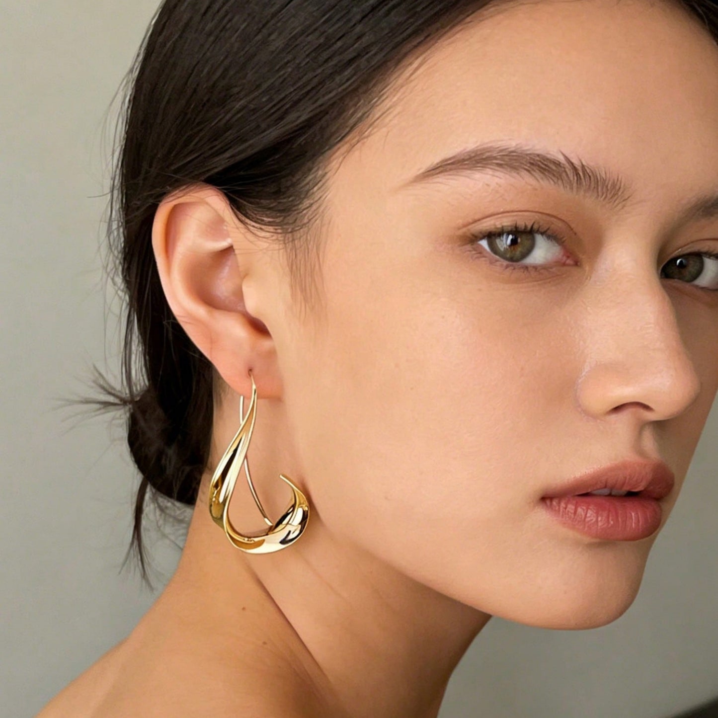 1 Pair Gold-Tone Retro Hook Earrings – Unique Irregular Design & Hypoallergenic, Bohemian-Chic Travel Souvenirs & Thoughtful Gifts for Women (Valentine’s Day, Holidays)