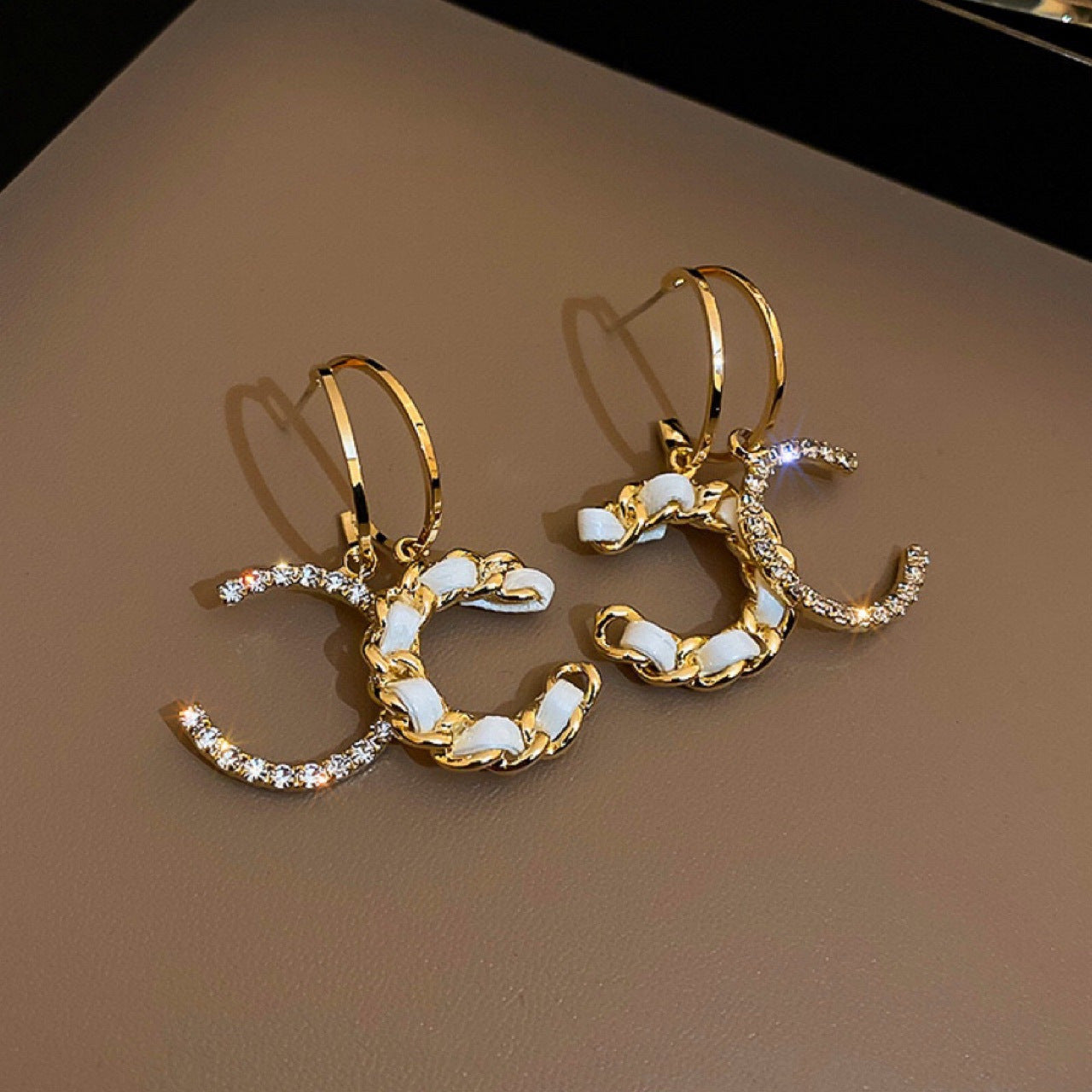 1 Pair Fashionable White Double C Earrings – Exquisite Luxury Braided Detailing, Timeless Elegant Charm, Versatile Jewelry Perfect for Daily Commutes & Special Occasions