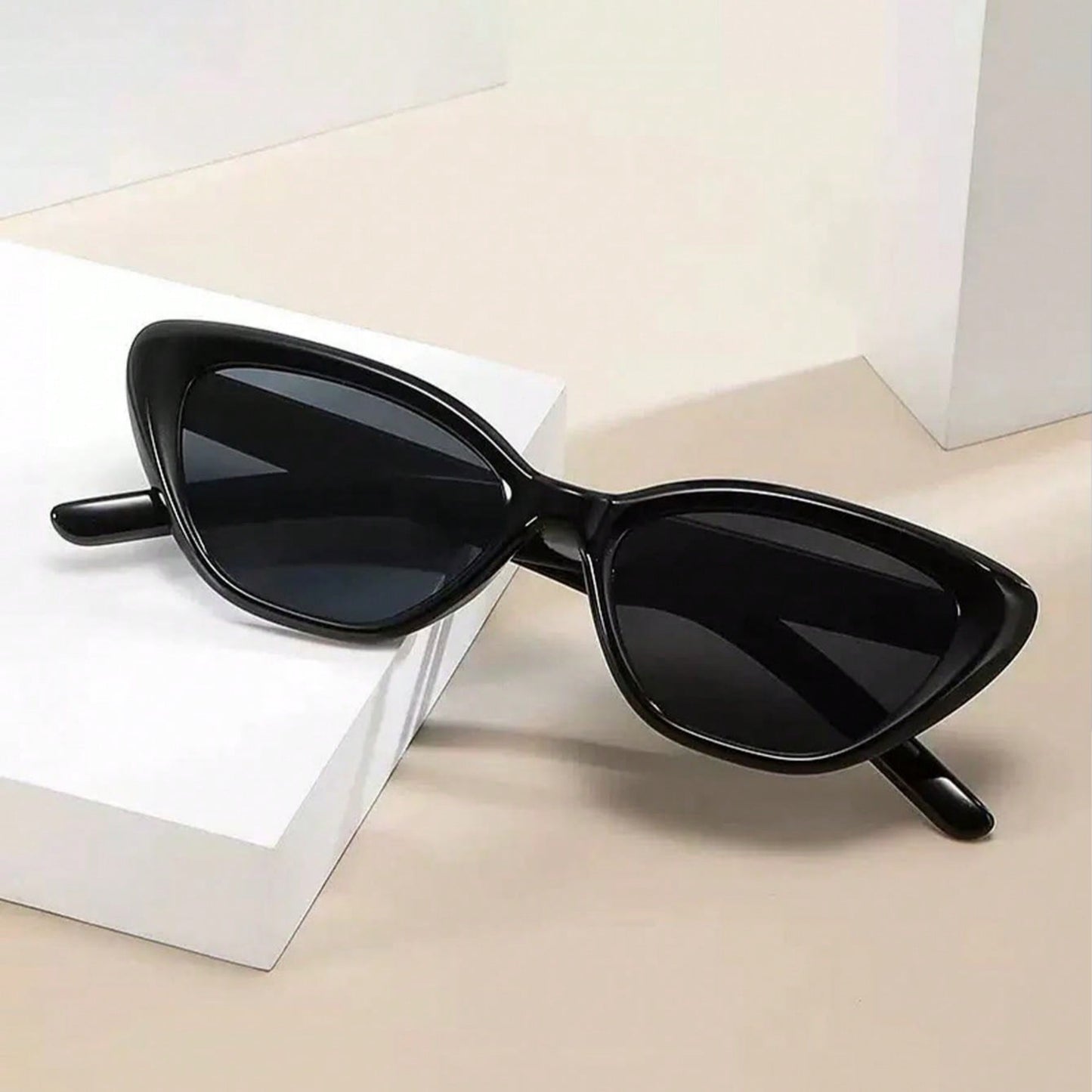 1 Pair Women’s UV Protection Retro Cat Eye Sunglasses – Sleek Black Narrow Frame Adorned with Star Detailing, Perfectly Tailored for Small Face Shapes, Elegant Fashion Shades for Everyday Styling