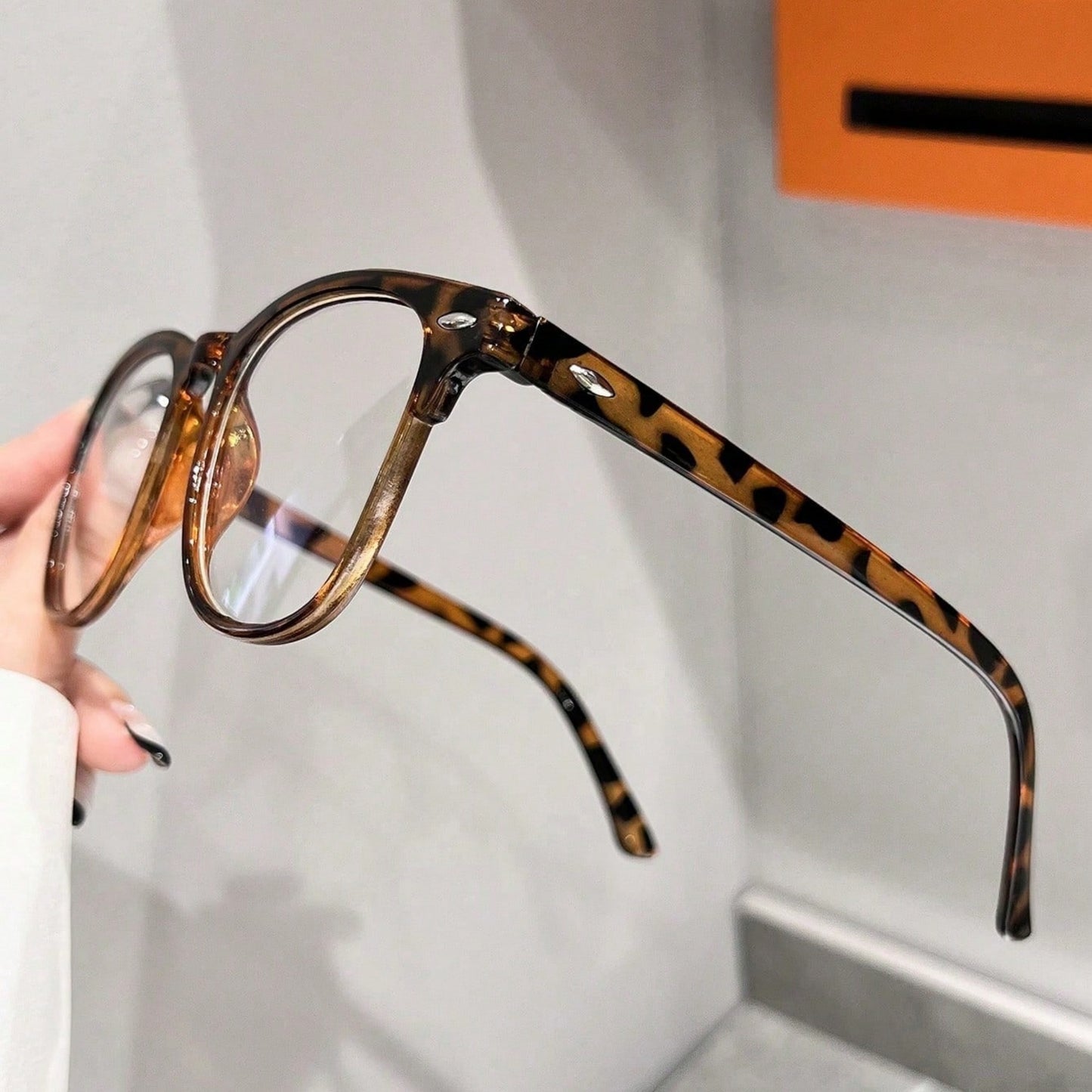 1 Pair Versatile Retro 90s Leopard Print Unisex Artistic Flat Lens Glasses – Timeless Nineties Vibe, Ideal for Daily Commuting, Reading, Gaming, TV Sessions & Stylish Women’s Fashion Accessory